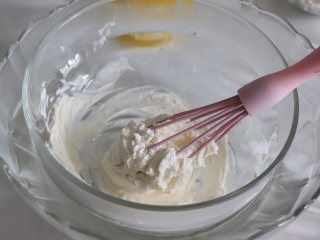 轻乳酪蛋糕（芝士蛋糕），醇香美味,奶油奶酪隔温水软化，搅拌均匀，顺滑的状态。