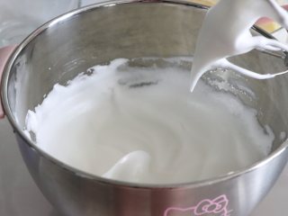 轻乳酪蛋糕（芝士蛋糕），醇香美味,细砂糖分三次加入细砂糖，打发到蛋白细腻，有光泽，拉起打蛋器可以出现比较长的蛋白尾。