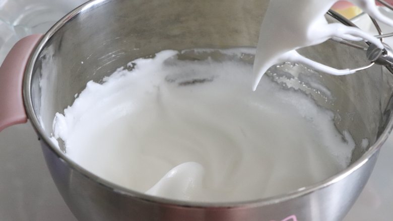 轻乳酪蛋糕（芝士蛋糕），醇香美味,细砂糖分三次加入细砂糖，打发到蛋白细腻，有光泽，拉起打蛋器可以出现比较长的蛋白尾。