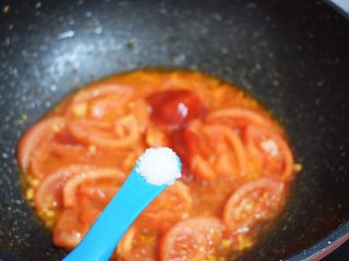 番茄金针菇肥牛,再根据个人口味加入盐