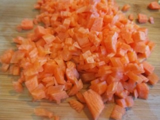 新文美食  蔬菜火腿蛋炒饭,胡萝卜半个去皮切成小丁。