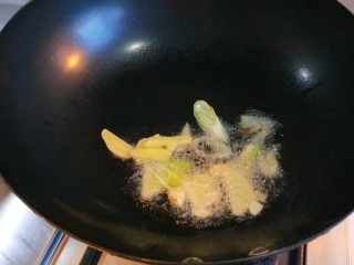 新文美食  蔬菜火腿蛋炒饭,锅中倒入适量油烧热，放入葱姜蒜。