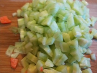 新文美食  蔬菜火腿蛋炒饭,黄瓜去皮切成小丁。