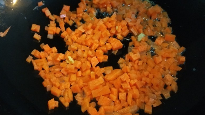 新文美食  蔬菜火腿蛋炒饭,在倒入胡萝卜丁炒均匀。