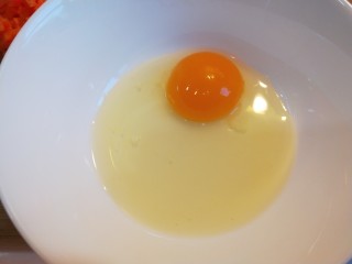 新文美食  蔬菜火腿蛋炒饭,鸡蛋一个打入碗中搅拌均匀。