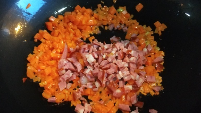 新文美食  蔬菜火腿蛋炒饭,倒入火腿丁炒均匀。