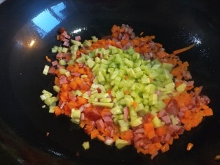 新文美食  蔬菜火腿蛋炒饭,在倒入黄瓜丁。
