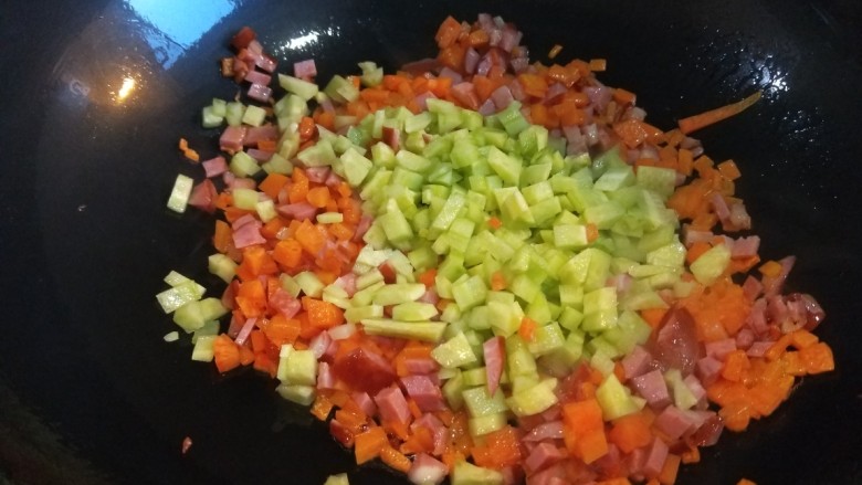 新文美食  蔬菜火腿蛋炒饭,在倒入黄瓜丁。