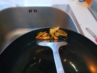 新文美食  蔬菜火腿蛋炒饭,捞出来葱姜蒜，留下油。