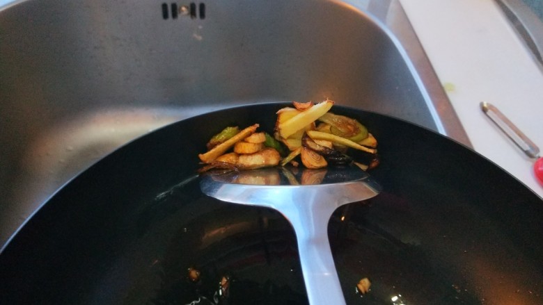 新文美食  蔬菜火腿蛋炒饭,捞出来葱姜蒜，留下油。