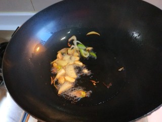 新文美食  蔬菜火腿蛋炒饭,炒香变色。