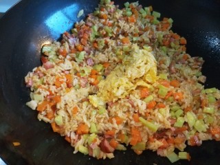 新文美食  蔬菜火腿蛋炒饭,最后倒入鸡蛋碎。