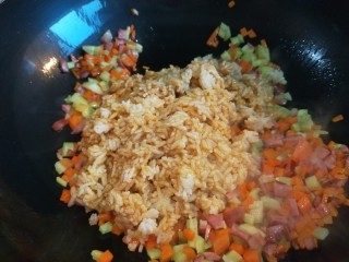 新文美食  蔬菜火腿蛋炒饭,倒入米饭炒均匀。