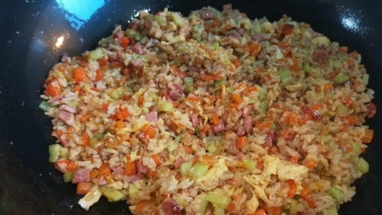 新文美食  蔬菜火腿蛋炒饭,翻炒均匀，要多炒一会儿，米饭是加入生鸡蛋的，要炒熟。