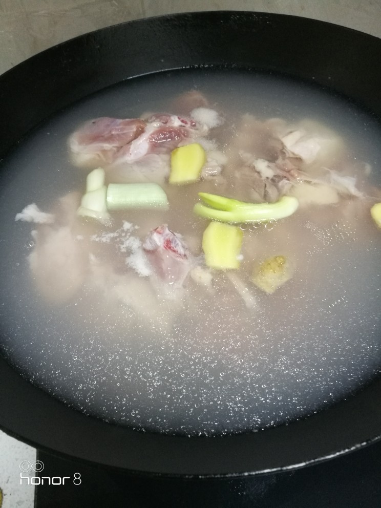 菜谱#莲藕煲老鸭#[创建于31/12~2018],起锅注水，倒入猪腔骨和老鸭块，放入葱、姜，进行焯水。