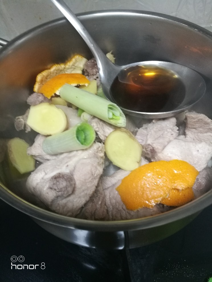 菜谱#莲藕煲老鸭#[创建于31/12~2018],经焯水的猪腔骨和老鸭块捞出，倒入汤锅内，再次放入葱、姜、桔皮、再放入料酒。