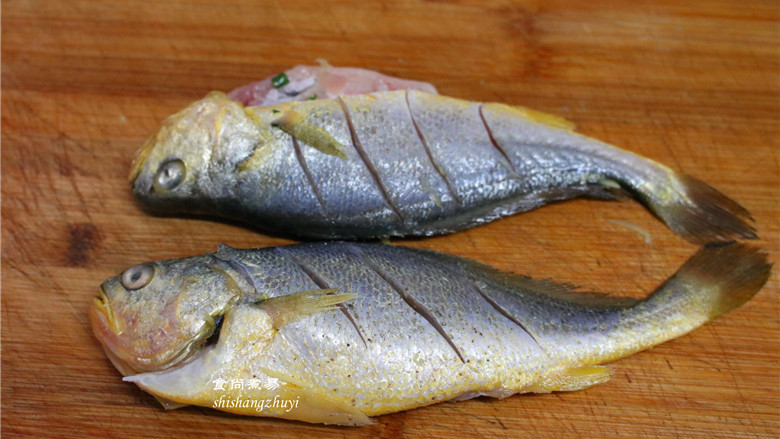 酥炸黄花鱼,在鱼身上两面都斜切几刀，方便入味，也更容易挂住面糊。