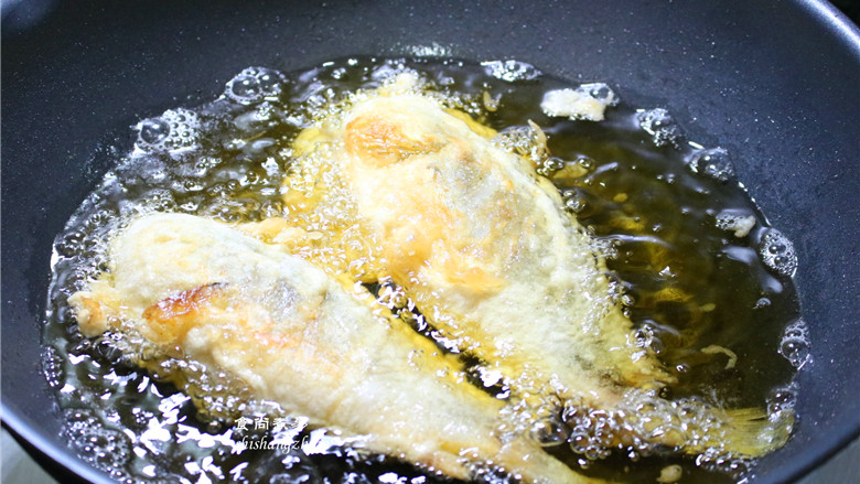 酥炸黄花鱼,炸至黄花鱼自动浮起来，证明鱼肉基本熟透，这时可以用锅铲把鱼翻一下面，再调成大火炸5分钟左右，将鱼身上的水汽和油脂逼出来。