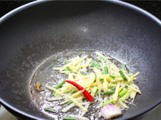 酥炸黄花鱼,将食用油倒出来盛起，把刚刚腌制过鱼肉的姜葱放入锅中，大火煸出香味，再倒入2汤匙生抽煮沸。