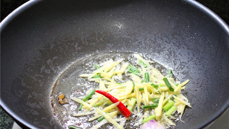 酥炸黄花鱼,将食用油倒出来盛起，把刚刚腌制过鱼肉的姜葱放入锅中，大火煸出香味，再倒入2汤匙生抽煮沸。