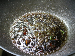 酥炸黄花鱼,将煮过的姜葱过滤出来丢弃，只留下香喷喷的酱汁。