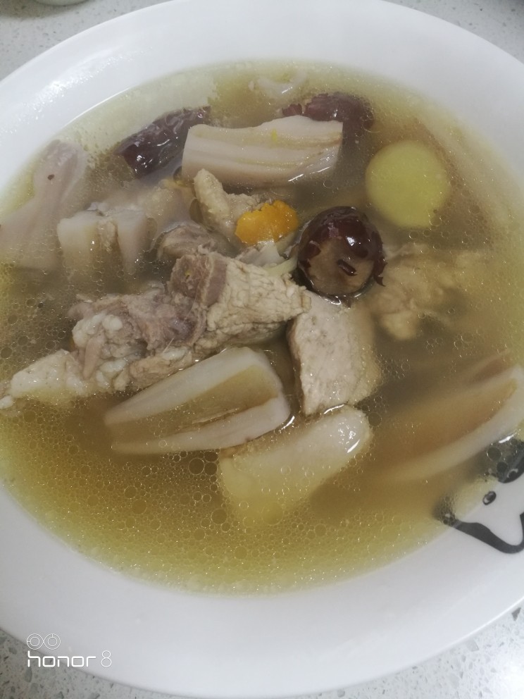 菜谱#莲藕煲老鸭#[创建于31/12~2018],把煲制成熟的莲藕老鸭盛入汤碗中。