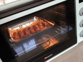 金针菇培根卷,送入预热好的烤箱，中层、上下火200度烤18-20分钟
