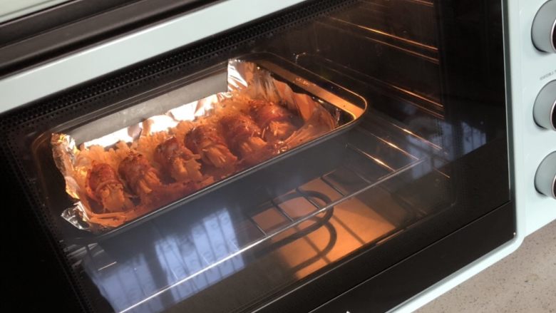 金针菇培根卷,送入预热好的烤箱，中层、上下火200度烤18-20分钟
