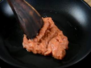 鸡蛋牛肉三明治,锅中加入2勺油烧热，倒入牛肉糜，炒至变色盛出备用。
