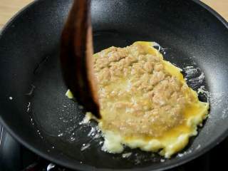 鸡蛋牛肉三明治,拌好的鸡蛋牛肉糜倒入锅中小火煎熟。