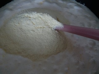 网红雪花酥,棉花糖全融化后加入奶粉，搅拌均匀