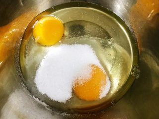 奥利奥可可毛巾卷,鸡蛋加入细砂糖搅拌至砂糖融化