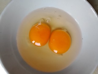 翡翠蛋花肉,打两个白鸡蛋。放入碗中，打花。