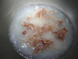 翡翠蛋花肉,锅内放入适量冷水。放入浆好的肉片。焯水下。
