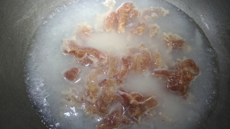翡翠蛋花肉,锅内放入适量冷水。放入浆好的肉片。焯水下。