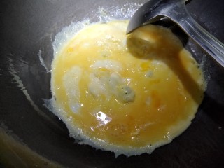 翡翠蛋花肉,锅内放入适量色拉油。将鸡蛋煎一下。弄成大块的蛋饼。放入碗中。