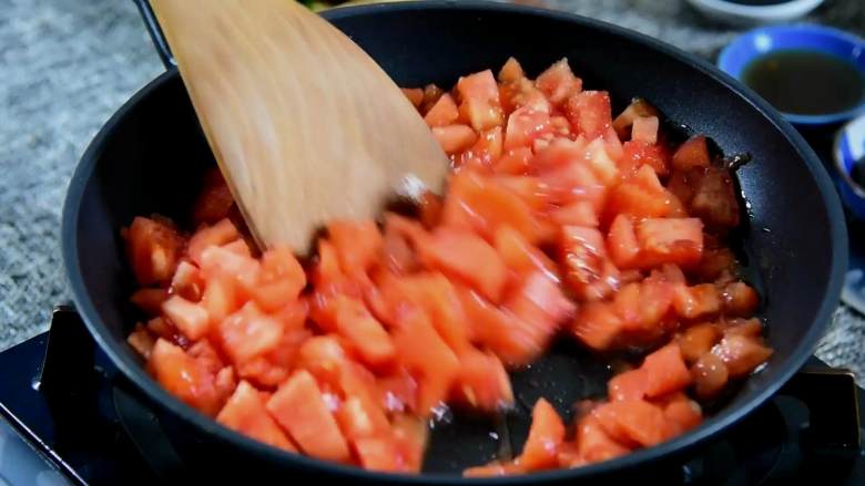 天气冷，来这道金针菇番茄肥牛暖暖胃吧,热锅冷油，倒入番茄丁，翻炒出红油。