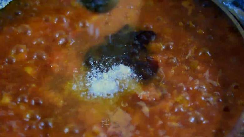 天气冷，来这道金针菇番茄肥牛暖暖胃吧,加入生抽、料酒、蚝油、盐、糖拌匀。