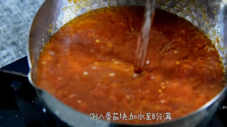 天气冷，来这道金针菇番茄肥牛暖暖胃吧,倒入番茄块，加水至8分满，然后煮至水沸。