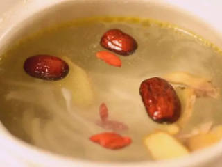 别样风味的椰子鸡汤,这样的鸡汤你一定会喜欢的,再倒入椰肉、姜片、红枣，枸杞