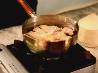 别样风味的椰子鸡汤,这样的鸡汤你一定会喜欢的,鸡肉冷水下锅，焯水