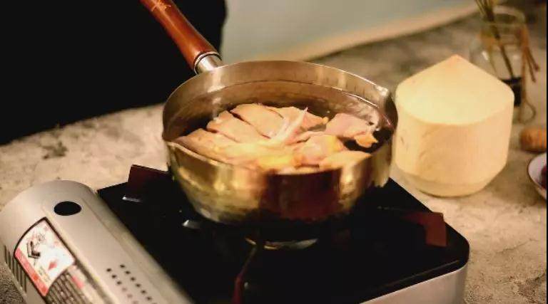 别样风味的椰子鸡汤,这样的鸡汤你一定会喜欢的,鸡肉冷水下锅，焯水