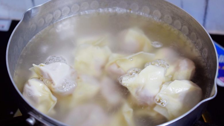 酸汤馄饨,锅中倒入适量的清水烧开后，把馄饨放入