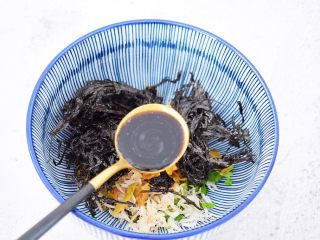 酸汤馄饨,加入陈醋