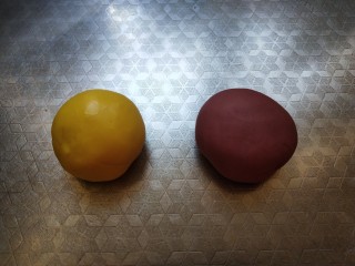 麦当劳薯条汉堡馒头,分两份一个加红曲粉揉成红色，多加一些不然不红，一份加黄色色粉揉成黄色
