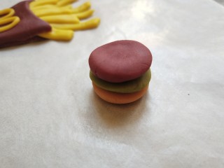 麦当劳薯条汉堡馒头,取剩下红色面团压扁做成肉饼