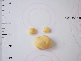 童趣小面包,再根据模具的卡通造型整形，如果有耳朵的卡通造型就要分成数份