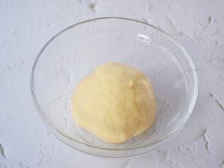 童趣小面包,取出揉圆放入容器中，放在温暖处发酵至两倍大左右