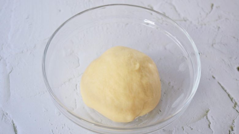 童趣小面包,取出揉圆放入容器中，放在温暖处发酵至两倍大左右