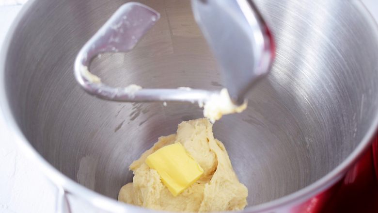 童趣小面包,大约10分钟后加入黄油，继续启动3档快速揉面